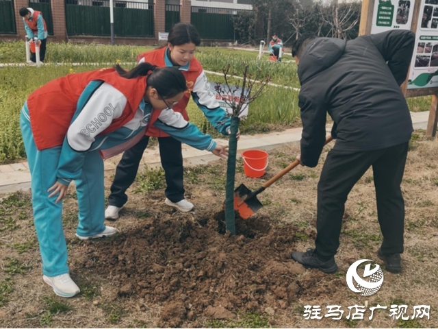 駐馬店市第四中學(xué)開展植樹節(jié)志愿服務(wù)活動(dòng)