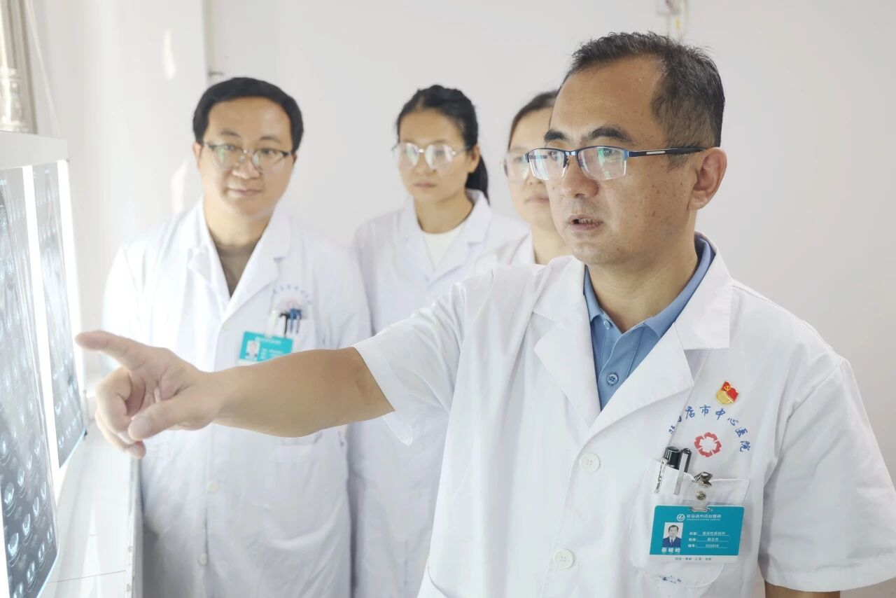 29載&ldquo;隱形戰(zhàn)場&rdquo;的堅守&mdash;&mdash;記駐馬店市中心醫(yī)院感染性疾病科主任蔡峻嶺