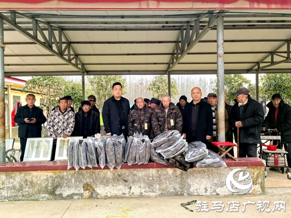 平輿縣政協(xié)委員許留根為平輿縣敬老院60位老人捐贈60件迷彩沖鋒衣