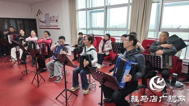 駐馬店市總工會(huì)職工夜校書(shū)法美妝手風(fēng)琴班開(kāi)班